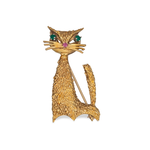 54 - A VINTAGE NOVELTY BROOCH IN THE FORM OF A CAT, set with ruby and emerald, textured 18ct yellow gold