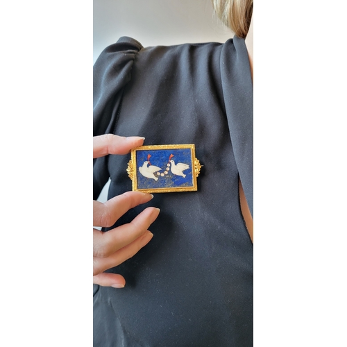 169 - AN ANTIQUE BROOCH, the inlaid lapis lazuli scene of doves to a gold surround