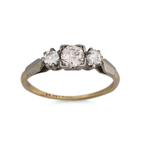 183 - AN ANTIQUE THREE STONE DIAMOND RING, the brilliant cut diamonds mounted in 18ct yellow gold. Estimat... 