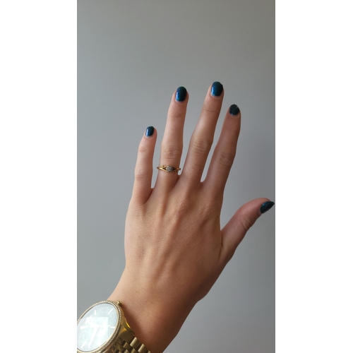 134 - A VINTAGE DIAMOND SOLITAIRE RING, in 18ct yellow gold. Size L-M... 