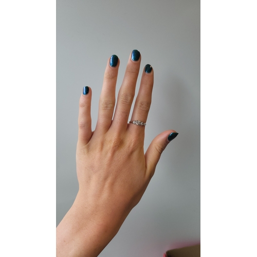 183 - AN ANTIQUE THREE STONE DIAMOND RING, the brilliant cut diamonds mounted in 18ct yellow gold. Estimat... 