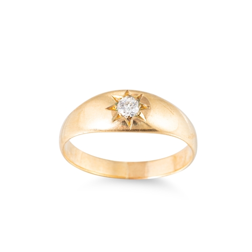 208 - AN ANTIQUE DIAMOND SET RING, the old cut diamond inset in star setting, mounted in yellow gold, XRF ... 