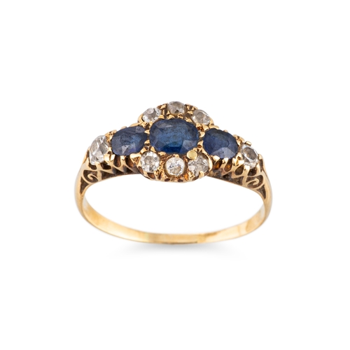 298 - AN ANTIQUE DIAMOND AND SAPPHIRE CLUSTER RING, mounted in yellow gold, size N-O