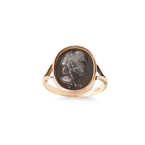 396 - AN ANTIQUE 9CT GOLD RING, seal style inset, size L-M