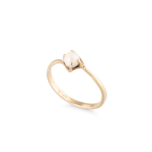 196 - A COLLECTION OF GOLD JEWELLERY TO INCLUDE: two rings, two pendants & three trace chains, 7.5 g. gros... 