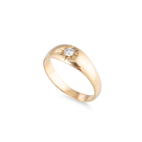 208 - AN ANTIQUE DIAMOND SET RING, the old cut diamond inset in star setting, mounted in yellow gold, XRF ... 