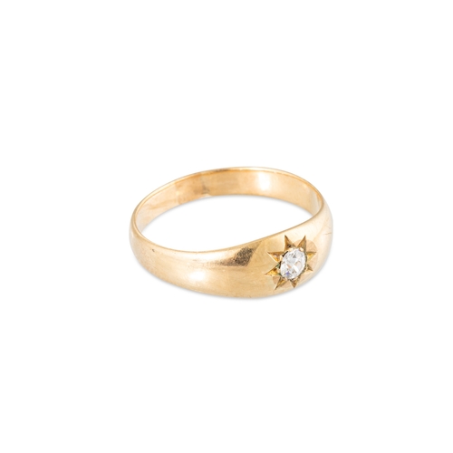 208 - AN ANTIQUE DIAMOND SET RING, the old cut diamond inset in star setting, mounted in yellow gold, XRF ... 