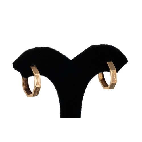 260 - A COLLECTION OF 9CT GOLD JEWELLERY ITEMS, earrings, a chain, etc., 14.7 g.