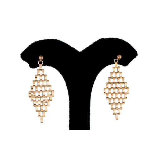 261 - A COLLECTION OF 9CT GOLD JEWELLERY ITEMS, earrings, rings, etc., 8.7 g.