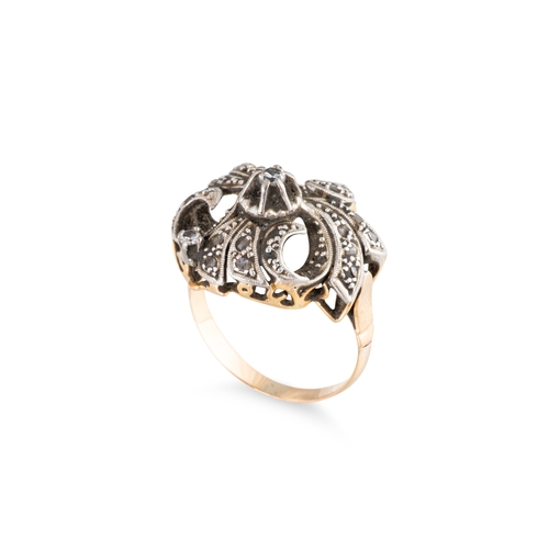 280 - AN ANTIQUE DIAMOND CLUSTER RING, the single & rose cut diamonds mounted in 18ct yellow gold and silv... 