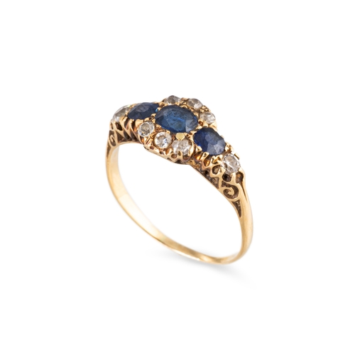 298 - AN ANTIQUE DIAMOND AND SAPPHIRE CLUSTER RING, mounted in yellow gold, size N-O