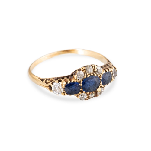 298 - AN ANTIQUE DIAMOND AND SAPPHIRE CLUSTER RING, mounted in yellow gold, size N-O
