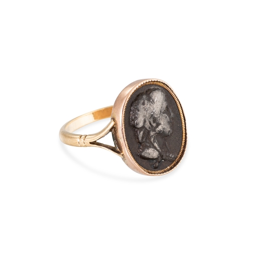 396 - AN ANTIQUE 9CT GOLD RING, seal style inset, size L-M