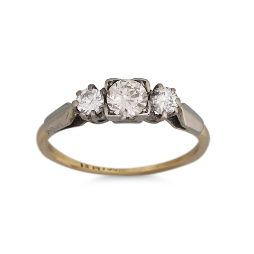 135 - AN ANTIQUE THREE STONE DIAMOND RING, the brilliant cut diamonds mounted in 18ct yellow gold. Estimat... 