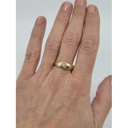 208 - AN ANTIQUE DIAMOND SET RING, the old cut diamond inset in star setting, mounted in yellow gold, XRF ... 