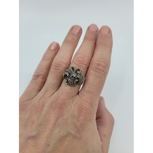 280 - AN ANTIQUE DIAMOND CLUSTER RING, the single & rose cut diamonds mounted in 18ct yellow gold and silv... 