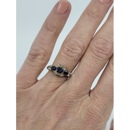 298 - AN ANTIQUE DIAMOND AND SAPPHIRE CLUSTER RING, mounted in yellow gold, size N-O