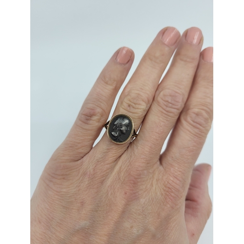 396 - AN ANTIQUE 9CT GOLD RING, seal style inset, size L-M