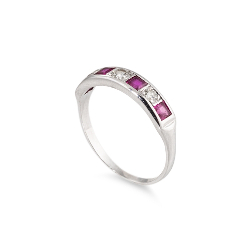 33 - A DIAMOND AND RUBY SEVEN STONE RING, mounted in 18ct white gold, size S-T
