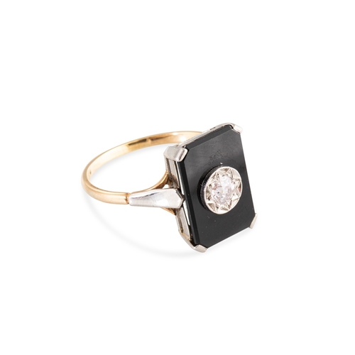 62 - AN ART DECO ONYX AND DIAMOND PLAQUE RING, mounted in 18ct yellow gold and palladium, size S-T