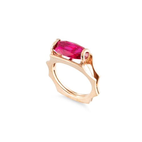 76 - A VINTAGE IRISH GOLD STONE SET RING, of unusual shaped form, hallmarked Dublin 1971, size P-Q