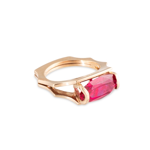 76 - A VINTAGE IRISH GOLD STONE SET RING, of unusual shaped form, hallmarked Dublin 1971, size P-Q