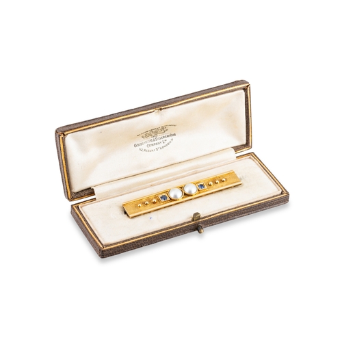 84 - AN ARTS AND CRAFTS HALF PEARL AND SAPPHIRE BAR BROOCH, 14ct yellow gold mounted, in fitted case