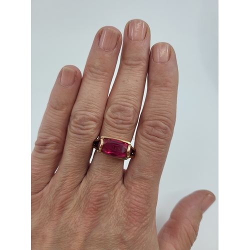 76 - A VINTAGE IRISH GOLD STONE SET RING, of unusual shaped form, hallmarked Dublin 1971, size P-Q