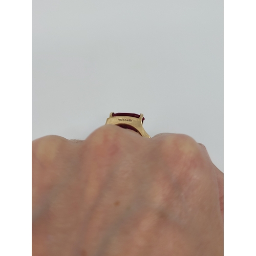76 - A VINTAGE IRISH GOLD STONE SET RING, of unusual shaped form, hallmarked Dublin 1971, size P-Q