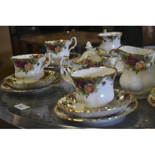 214 - OLD COUNTRY ROSETEA SERVICE BY ROYAL ALBERT 20 PIECE