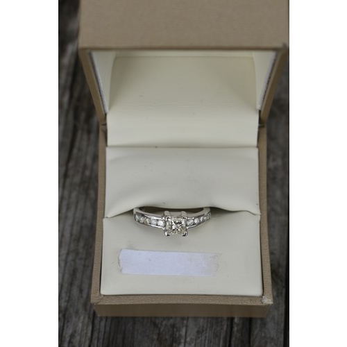 137A - 18ct WHITE GOLD AND DIAOND RING