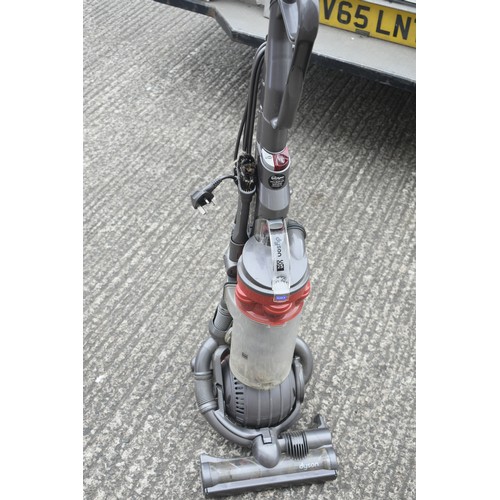 8 - DYSON UPRIGHT  VACUMM PWO