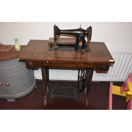 22 - SINGER SEWING TABLE/MACHINE