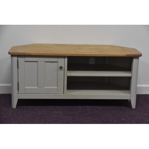 126 - GREY/OAK ENTERTAINMENT UNIT IN GOOD CONDITION