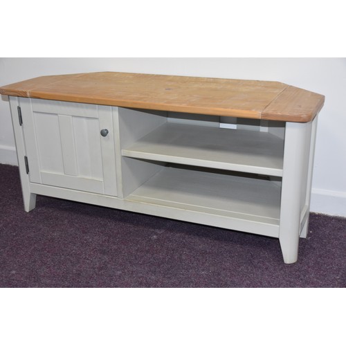 126 - GREY/OAK ENTERTAINMENT UNIT IN GOOD CONDITION