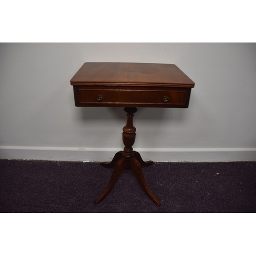 138 - MAHOGANY SINGLE DRAWERED PEDESTAL TABLE IN VERY GOOD CONDITION