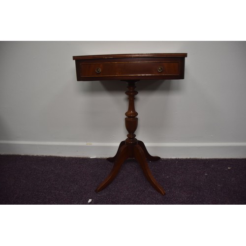 138 - MAHOGANY SINGLE DRAWERED PEDESTAL TABLE IN VERY GOOD CONDITION