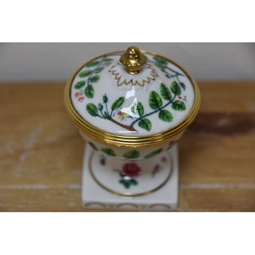 190 - ROYAL WORCESTER SMALL LIDDED URN APPROX 8CMS