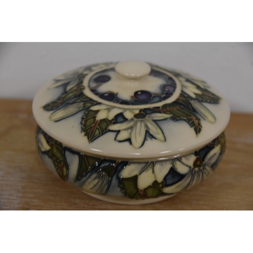 205 - MOORCROFT BLUEBERRY PATTERNED DISH & LID 5INCHES DIA X 3 INCHES TALL