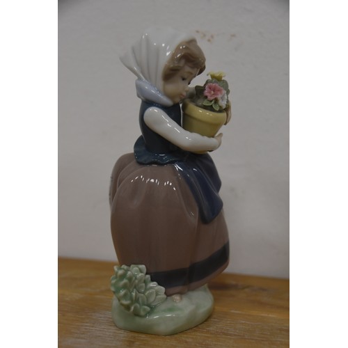 216 - LLADRO FLOWER GIRL