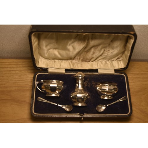 237 - CASED SILVER CONDIMENT SET SILVER WEIGHS APPROX 75GRAMS BIRHINGHAM 1918