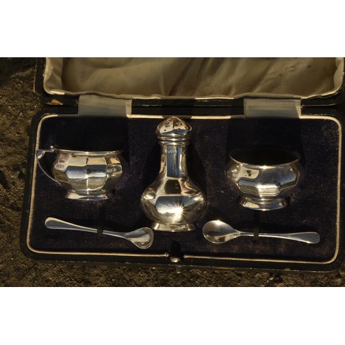 237 - CASED SILVER CONDIMENT SET SILVER WEIGHS APPROX 75GRAMS BIRHINGHAM 1918