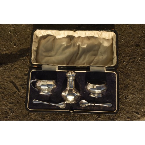 237 - CASED SILVER CONDIMENT SET SILVER WEIGHS APPROX 75GRAMS BIRHINGHAM 1918