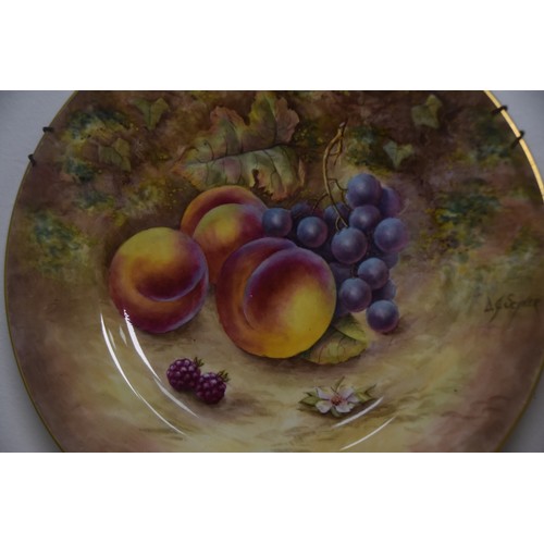 300 - 2 ROYAL WORCESTER PLATES perfect condition with a diameter of approx 10 1/2 inches