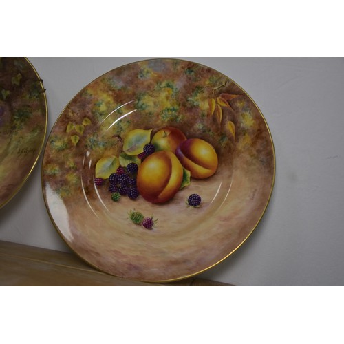 300 - 2 ROYAL WORCESTER PLATES perfect condition with a diameter of approx 10 1/2 inches