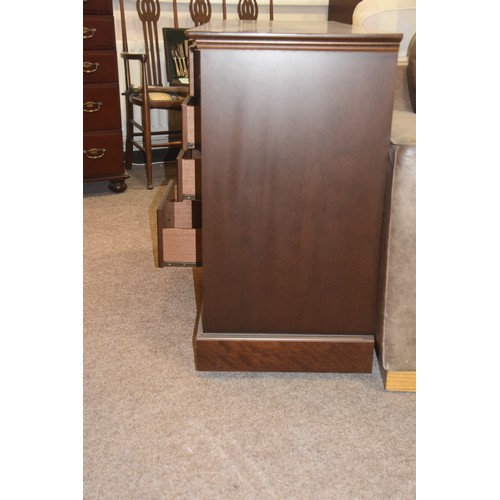 298A - MAHOGANY SIDEBOARD 3 DRAWERS OVER 2 DOORS & 3 DRAWERS (VERY GOOD CONDITION)