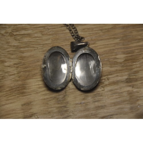 223A - SILVER LOCKET ON SILVER CHAIN