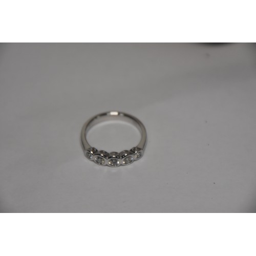 252A - 18ct 5 STONE DIAMOND RING IN WHITE GOLD SIZE N