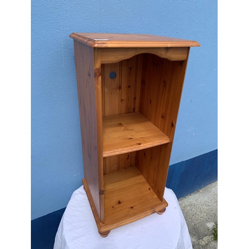 47 - A SMALL PINE BOOKSHELVES