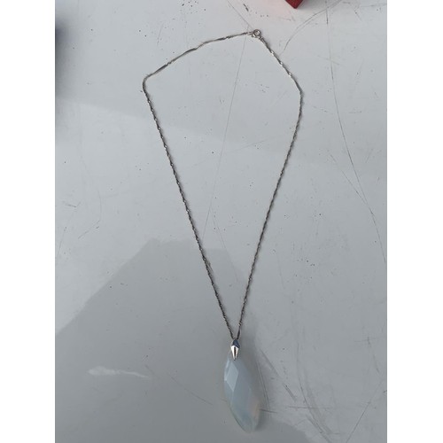 262 - FANCY TWIST SILVER CHAIN WITH OPALINE & SILVER PENDANT